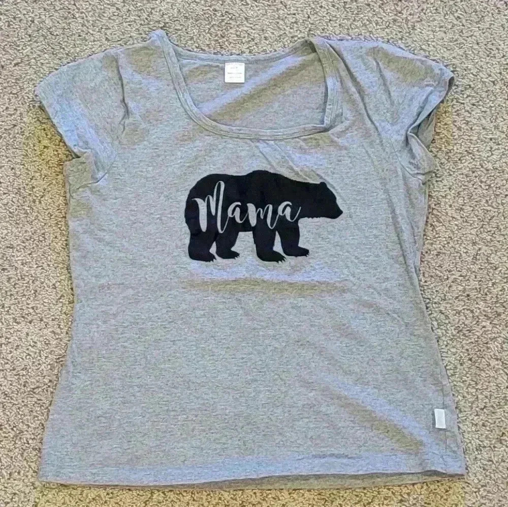Mama Bear 🐻 t-shirt - Picture 1 of 3